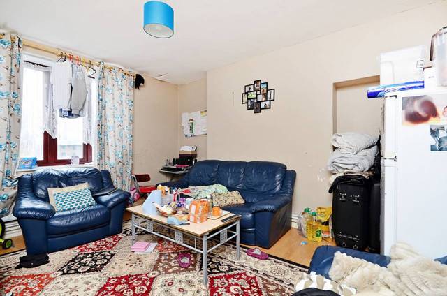  Image of 2 Bedroom Flat  For Sale at Warwick Grove  Hackney, E5 9JE