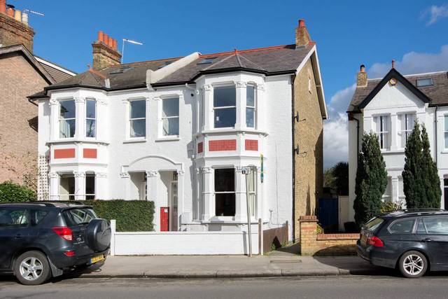  Image of 2 Bedroom Flat  To Rent at Whitton Road  Twickenham, TW1 1BS
