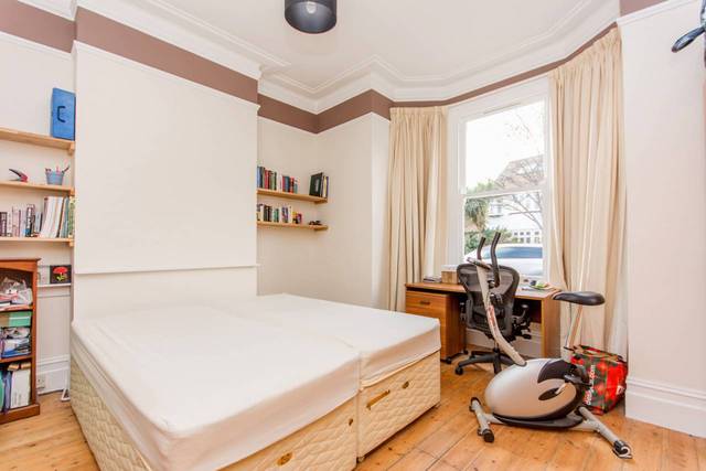  Image of 2 Bedroom Flat  To Rent at Whitton Road  Twickenham, TW1 1BS