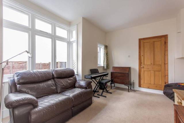  Image of 2 Bedroom Flat  To Rent at Whitton Road  Twickenham, TW1 1BS