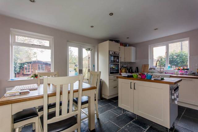  Image of 2 Bedroom Flat  To Rent at Whitton Road  Twickenham, TW1 1BS