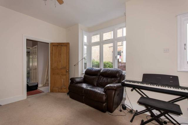  Image of 2 Bedroom Flat  To Rent at Whitton Road  Twickenham, TW1 1BS