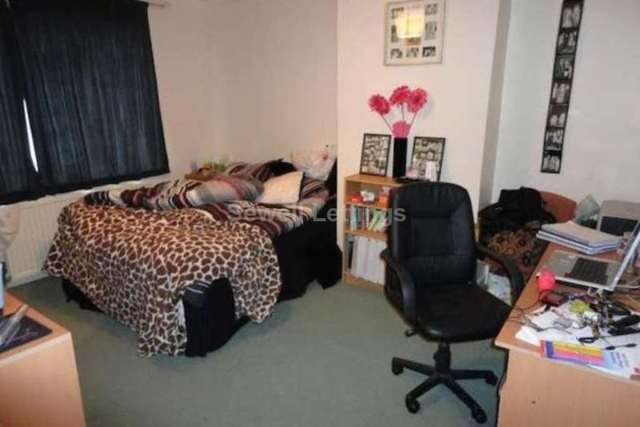 Image of 8 Bedroom Semi-Detached  To Rent at Wokingham Road  Reading, RG6 7HX