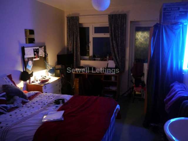  Image of 8 Bedroom Semi-Detached  To Rent at Wokingham Road  Reading, RG6 7HX