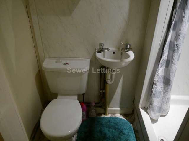  Image of 8 Bedroom Semi-Detached  To Rent at Wokingham Road  Reading, RG6 7HX