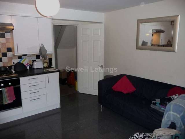  Image of 3 Bedroom Apartment  To Rent at Wokingham Road  Reading, RG6 1LH