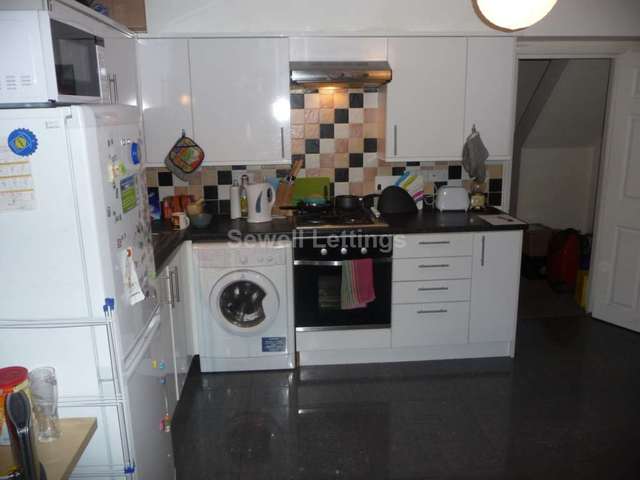  Image of 3 Bedroom Apartment  To Rent at Wokingham Road  Reading, RG6 1LH