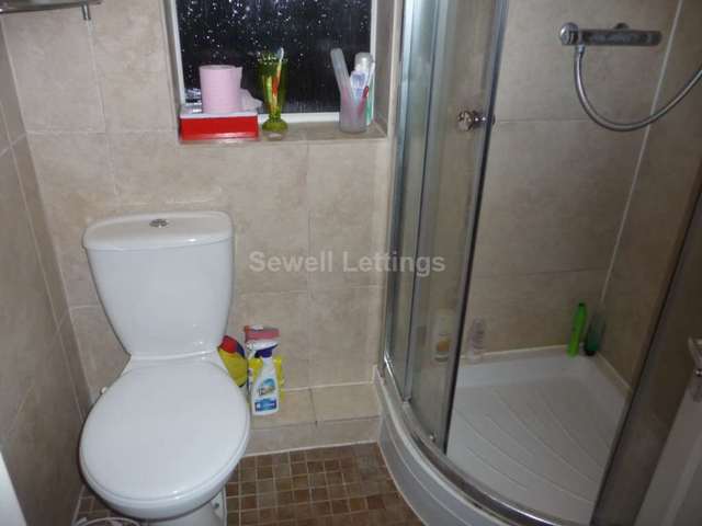  Image of 3 Bedroom Apartment  To Rent at Wokingham Road  Reading, RG6 1LH