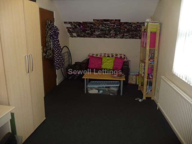  Image of 3 Bedroom Apartment  To Rent at Wokingham Road  Reading, RG6 1LT