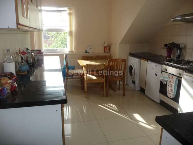  Image of 3 Bedroom Apartment  To Rent at Wokingham Road  Reading, RG6 1LT