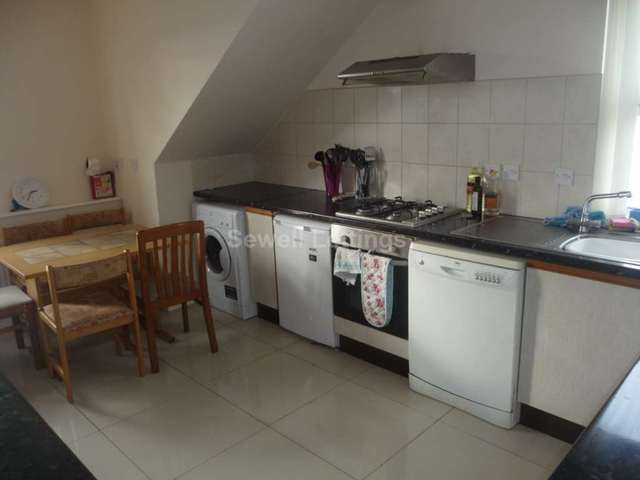  Image of 3 Bedroom Apartment  To Rent at Wokingham Road  Reading, RG6 1LT