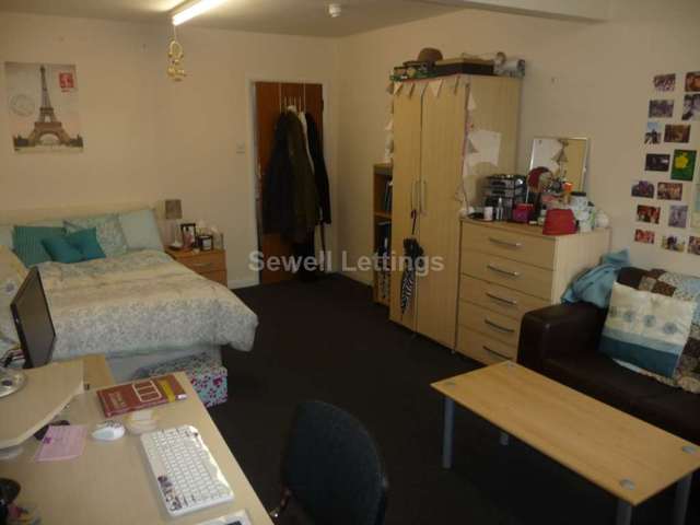  Image of 3 Bedroom Apartment  To Rent at Wokingham Road  Reading, RG6 1LT