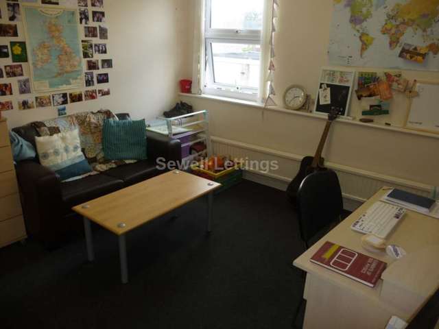 Image of 3 Bedroom Apartment  To Rent at Wokingham Road  Reading, RG6 1LT