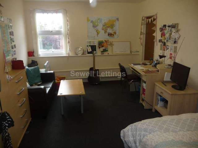  Image of 3 Bedroom Apartment  To Rent at Wokingham Road  Reading, RG6 1LT