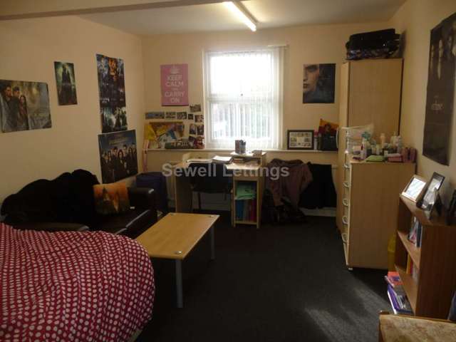  Image of 3 Bedroom Apartment  To Rent at Wokingham Road  Reading, RG6 1LT
