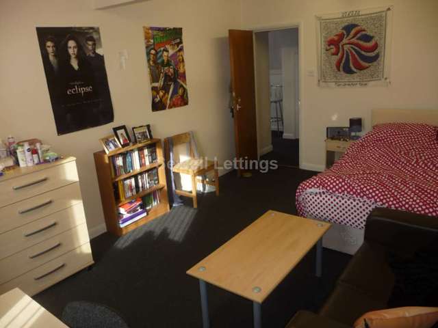  Image of 3 Bedroom Apartment  To Rent at Wokingham Road  Reading, RG6 1LT