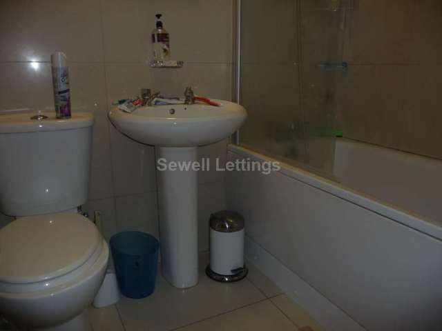  Image of 3 Bedroom Apartment  To Rent at Wokingham Road  Reading, RG6 1LT