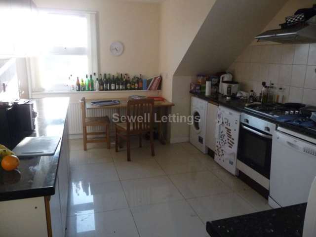  Image of 3 Bedroom Apartment  To Rent at Wokingham Road  Reading, RG6 1LT