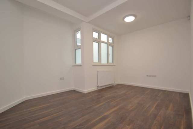  Image of 2 Bedroom Flat  To Rent at Shepherds Bush W12 London, W12 7DP