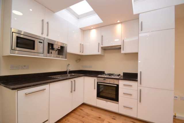  Image of 2 Bedroom Flat  To Rent at Shepherds Bush W12 London, W12 7DP