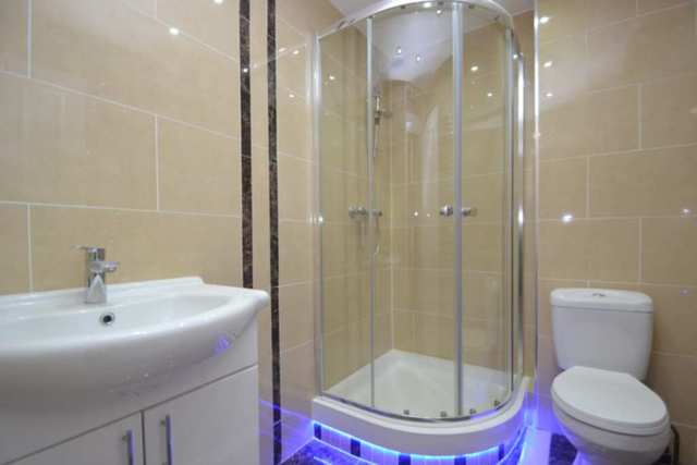  Image of 2 Bedroom Flat  To Rent at Shepherds Bush W12 London, W12 7DP
