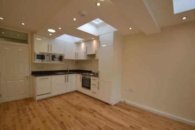  Image of 2 Bedroom Flat  To Rent at Shepherds Bush W12 London, W12 7DP