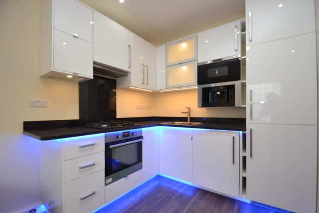  Image of 2 Bedroom Flat  To Rent at Shepherds Bush W12 London, W12 7DP