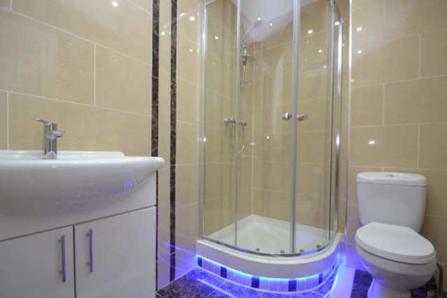 Image of 2 Bedroom Flat  To Rent at Shepherds Bush W12 London, W12 7DP