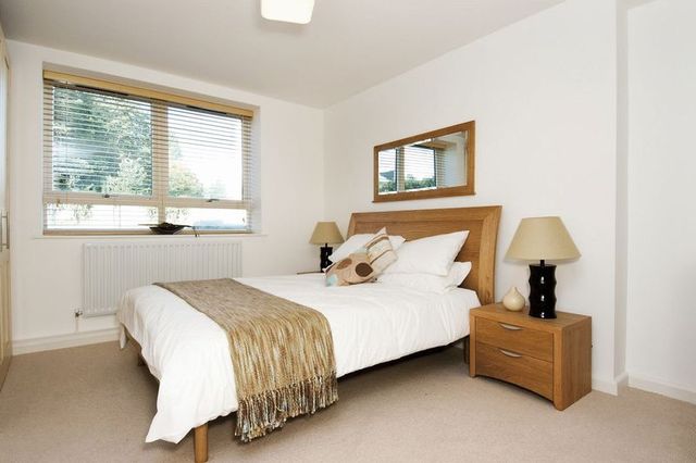  Image of 3 Bedroom Flat  To Rent at Kew Bridge Court  London, W4 3AZ