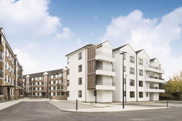  Image of 3 Bedroom Flat  To Rent at Kew Bridge Court  London, W4 3AZ