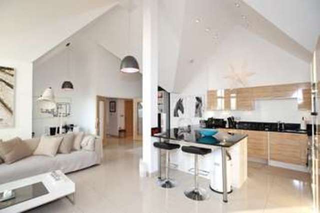  Image of 2 Bedroom Flat  For Sale at Boscombe Bournemouth Hampshire, BH5 1LE