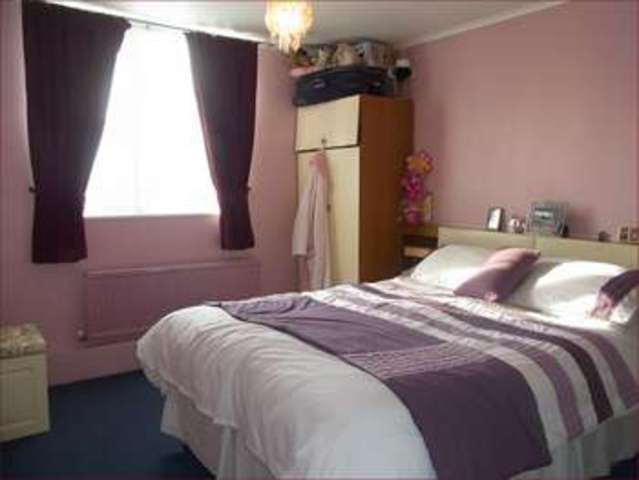  Image of 3 Bedroom Terraced  For Sale at Crocus Field  Barnet, EN5 2UA