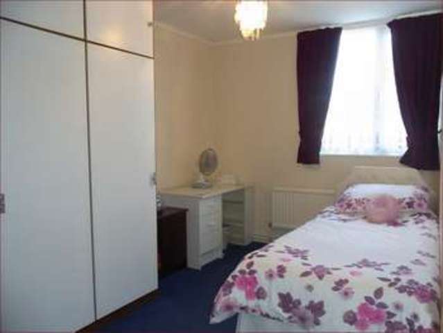  Image of 3 Bedroom Terraced  For Sale at Crocus Field  Barnet, EN5 2UA