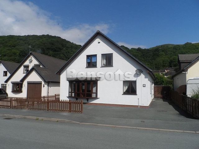  Image of 4 Bedroom Detached  To Rent at Golfa Close Middletown Welshpool, SY21 8EZ