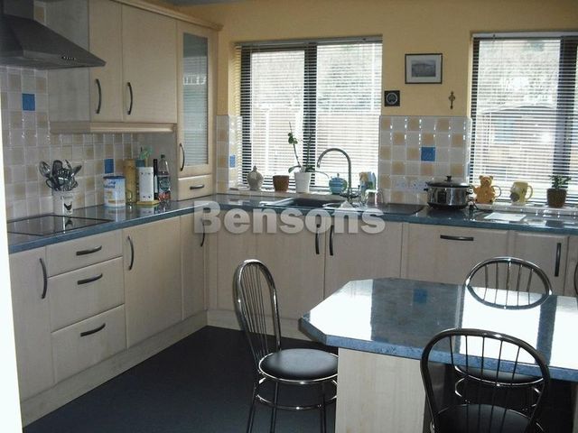  Image of 4 Bedroom Detached  To Rent at Golfa Close Middletown Welshpool, SY21 8EZ