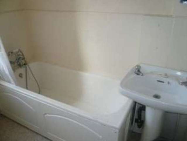  Image of 3 Bedroom Flat  To Rent at High Street Whitton Twickenham, TW2 7LA
