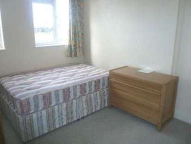  Image of 3 Bedroom Flat  To Rent at High Street Whitton Twickenham, TW2 7LA
