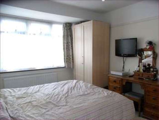  Image of 3 Bedroom Semi-Detached  For Sale at Leeside  Barnet, EN5 2PG