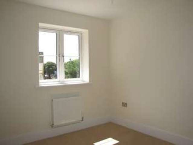  Image of 3 Bedroom Semi-Detached  To Rent at Horndean  Hampshire, PO8 0SZ