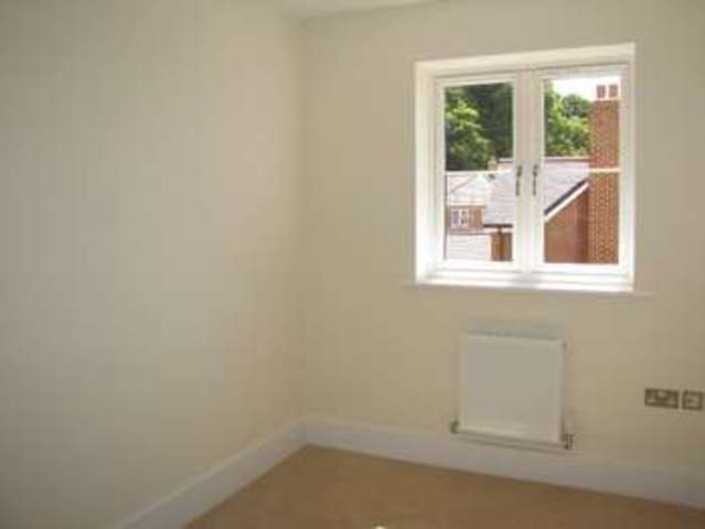  Image of 3 Bedroom Semi-Detached  To Rent at Horndean  Hampshire, PO8 0SZ