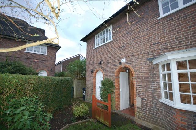  Image of 2 Bedroom Flat  To Rent at Neale Close  Hampstead Garden Suburb, N2 0LF
