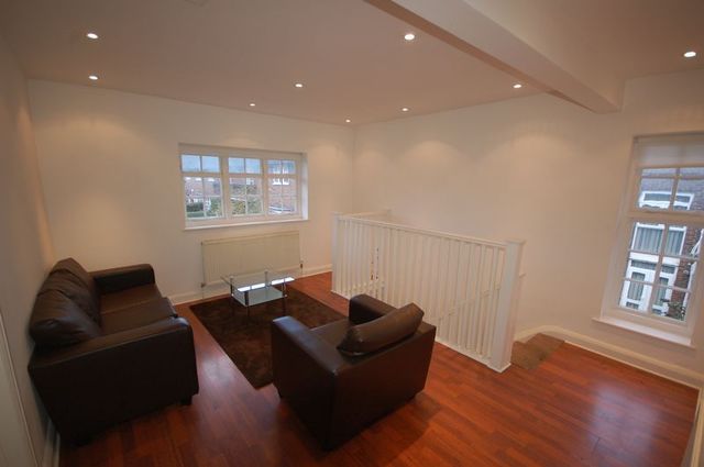  Image of 2 Bedroom Flat  To Rent at Neale Close  Hampstead Garden Suburb, N2 0LF