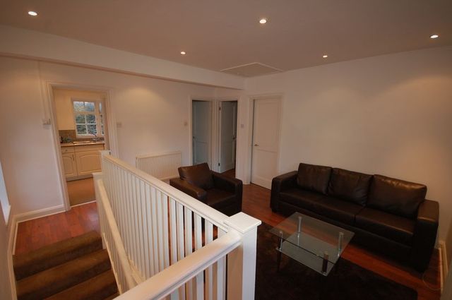  Image of 2 Bedroom Flat  To Rent at Neale Close  Hampstead Garden Suburb, N2 0LF