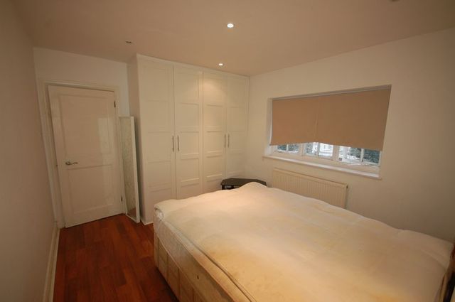  Image of 2 Bedroom Flat  To Rent at Neale Close  Hampstead Garden Suburb, N2 0LF