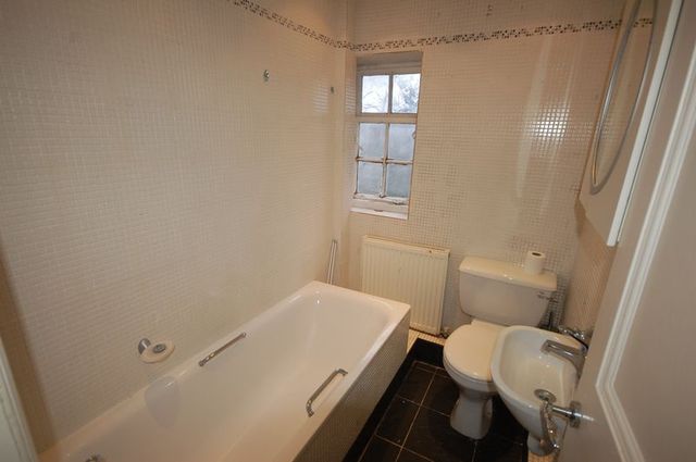  Image of 2 Bedroom Flat  To Rent at Neale Close  Hampstead Garden Suburb, N2 0LF