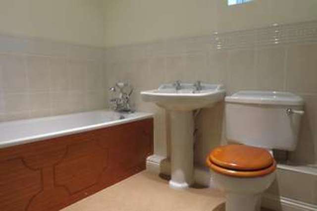  Image of 2 Bedroom Flat  To Rent at Reading Road Pangbourne Reading, RG8 7JG