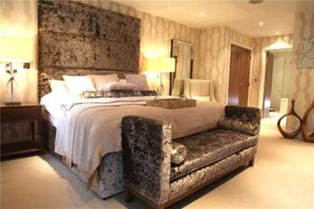  Image of 2 Bedroom Apartment  For Sale at Bushey Hertfordshire Bushey Heath, WD23 1AQ