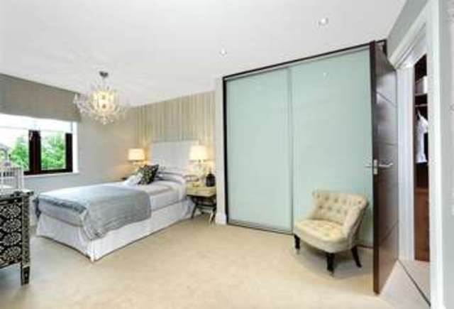 Image of 5 Bedroom Apartment  For Sale at The Common Stanmore Stanmore, HA7 3HT