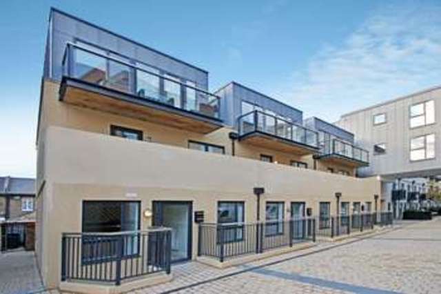  Image of 2 Bedroom Flat  To Rent at Surbiton Surrey, KT6 4JF