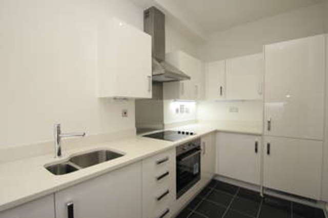  Image of 2 Bedroom Flat  To Rent at Surbiton Surrey, KT6 4JF
